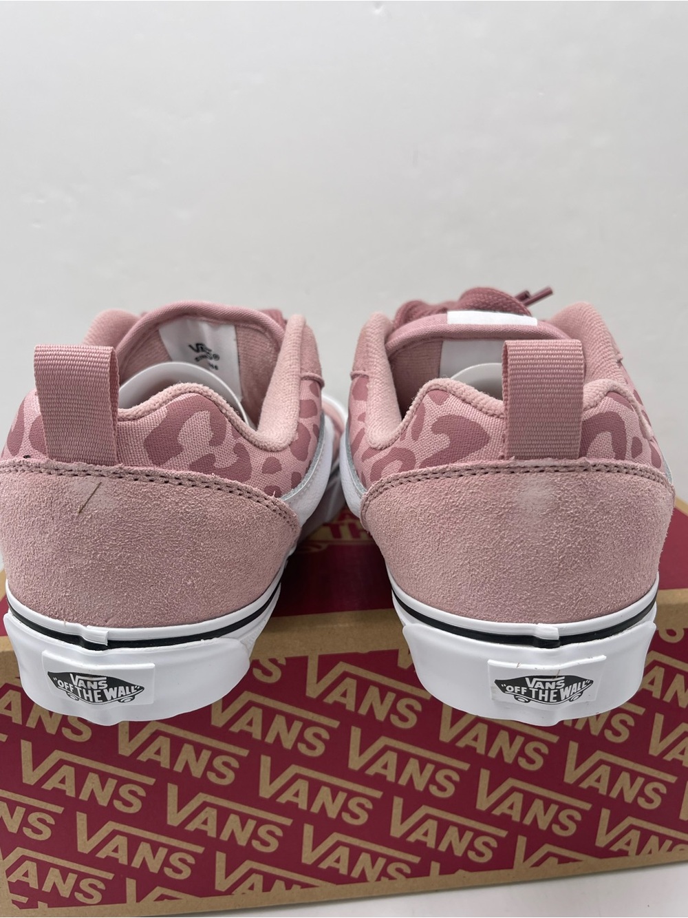 Vans WMNS Knu Skool
LEOPARD Misty Mauve
VN000D2TFPR Sneakers Skate
Leopard - Picture 12 of 15